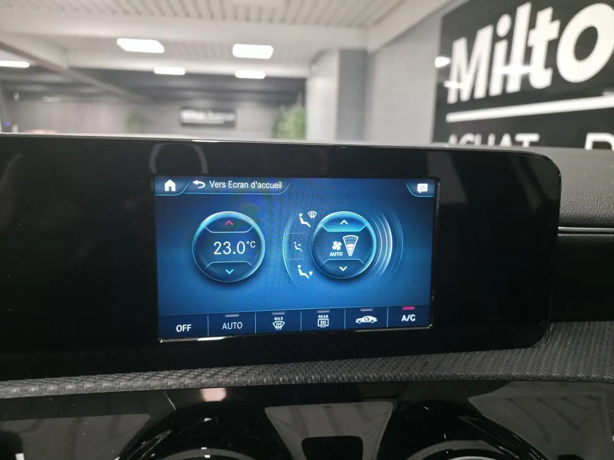Écran tactile central de la Mercedes Classe A 160 Style Line 2019 affichant la température et les réglages de climatisation.