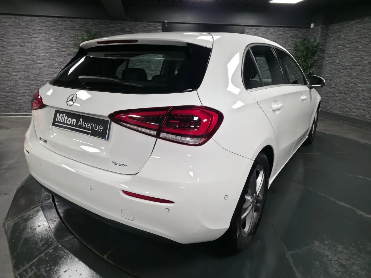 Vue 3/4 arrière droite d'une Mercedes Classe A 160 Style Line blanche, avec feux arrière LED et jantes alliage 17 pouces.