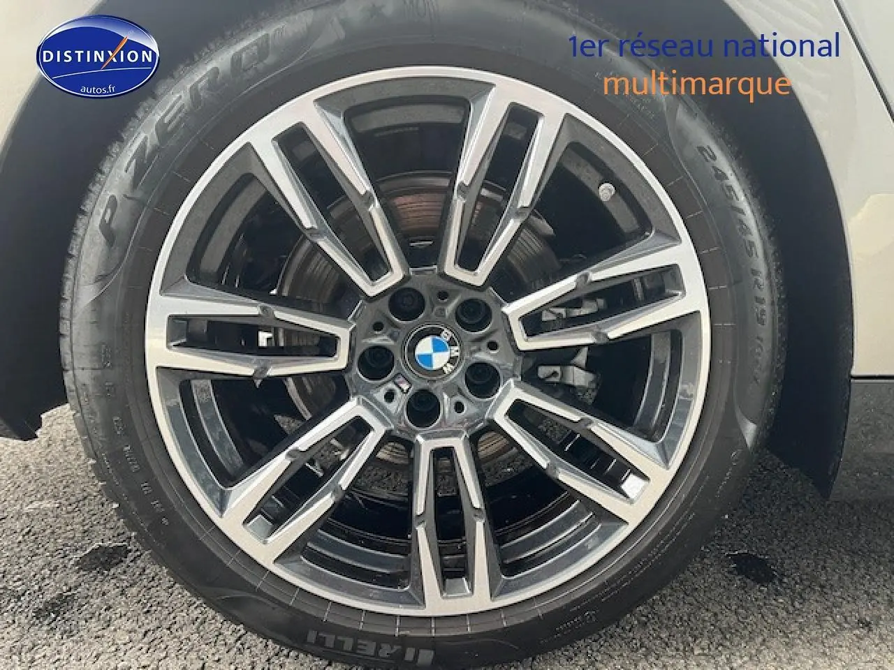 Gros plan sur la jante alu multibranches de la BMW Série 5 gris clair, côté droit.