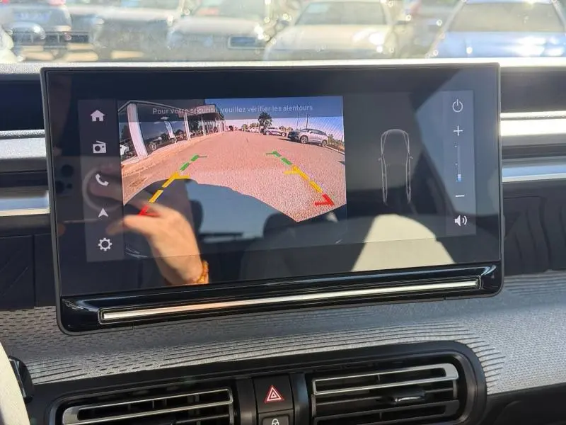 Écran tactile intérieur de la Citroën C3 2025 montrant la caméra de recul avec guidage coloré.