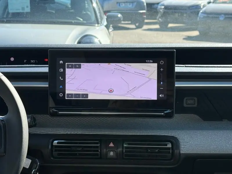 Vue intérieure du tableau de bord de la Citroën C3 2025 avec écran tactile GPS et commandes intégrées.
