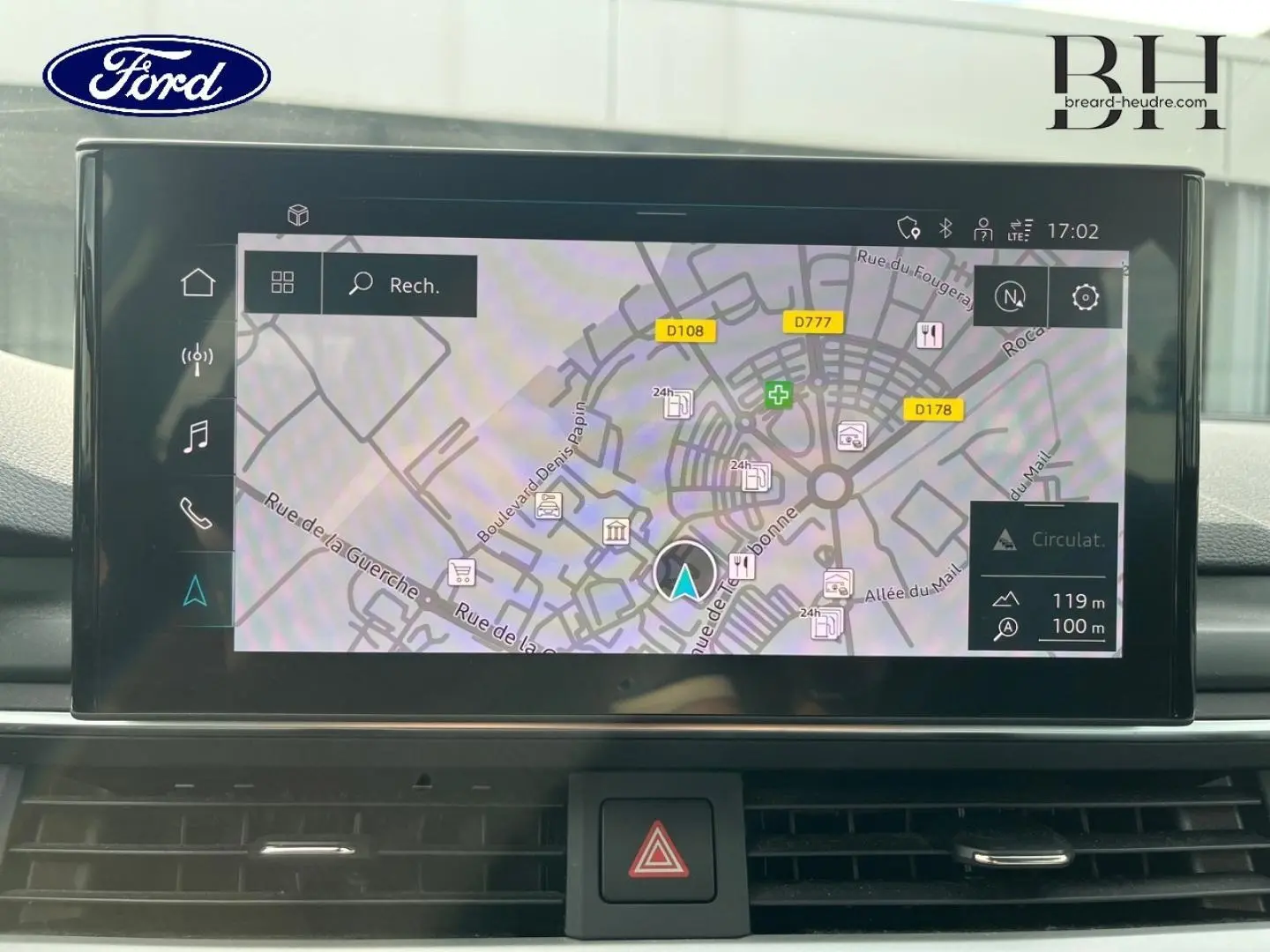 Écran tactile GPS en plan rapproché dans un véhicule Audi A4 Avant gris Manhattan, affichant une carte de navigation.