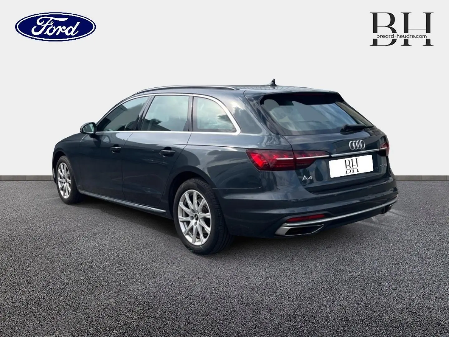 Audi A4 Avant gris Manhattan métallisé vue 3/4 arrière droit avec jantes alu et feux LED distinctifs.