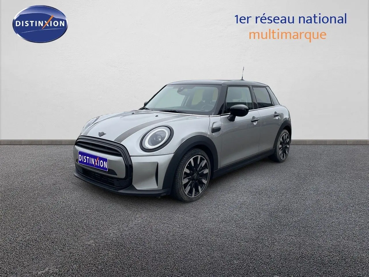 MINI 1.5 136CH STEPTRONIC 2023 en Melting Silver Metal, vue 3/4 avant avec toit noir et jantes bi-ton.