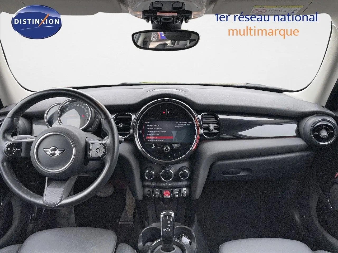 Intérieur de la MINI 1.5 136CH STEPTRONIC 2023 avec tableau de bord noir et volant multifonction visible de face.