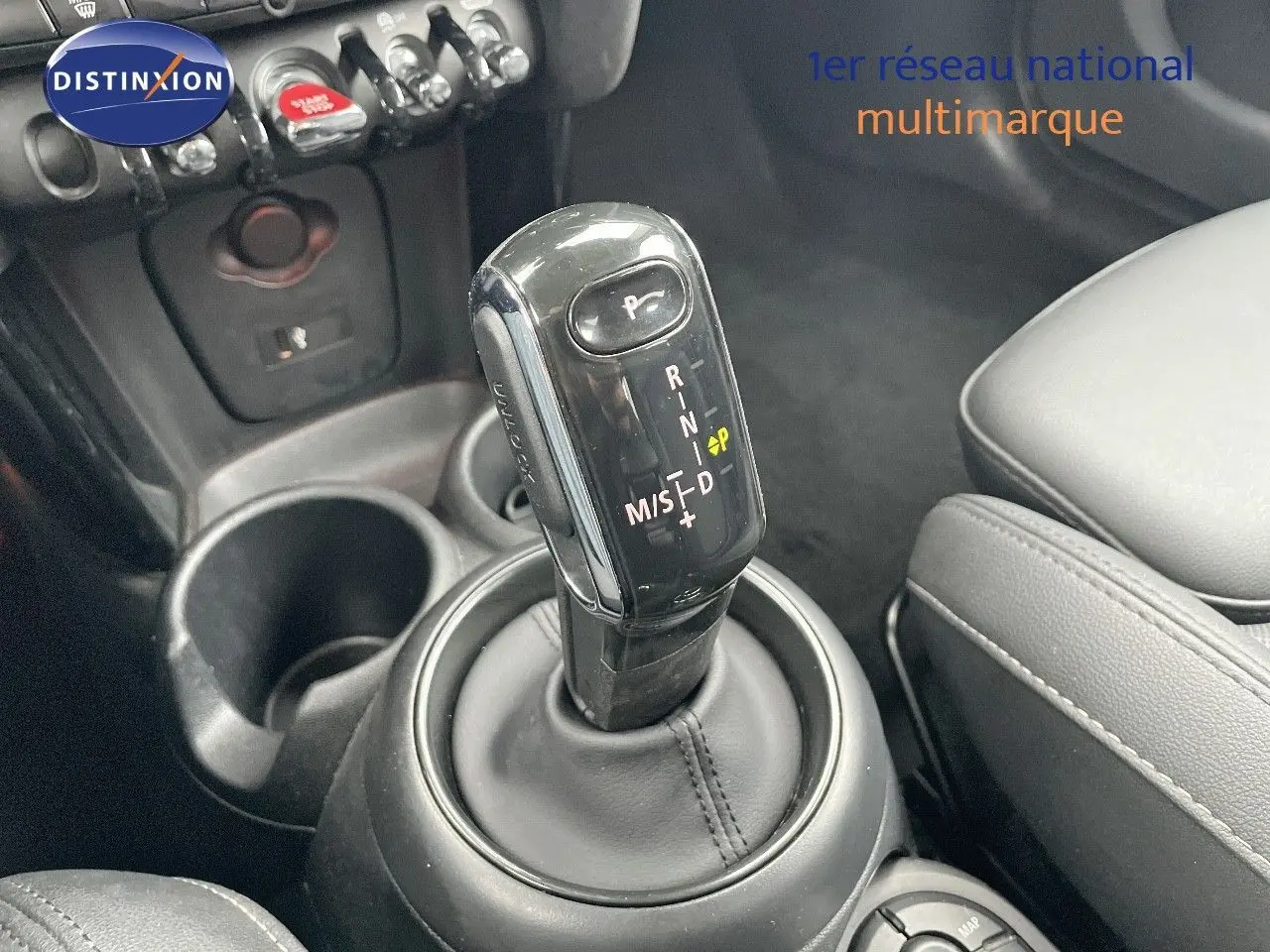 Le levier de vitesse automatique noir de la MINI 1.5 136CH STEPTRONIC dans l'habitacle avec sellerie cuir gris.