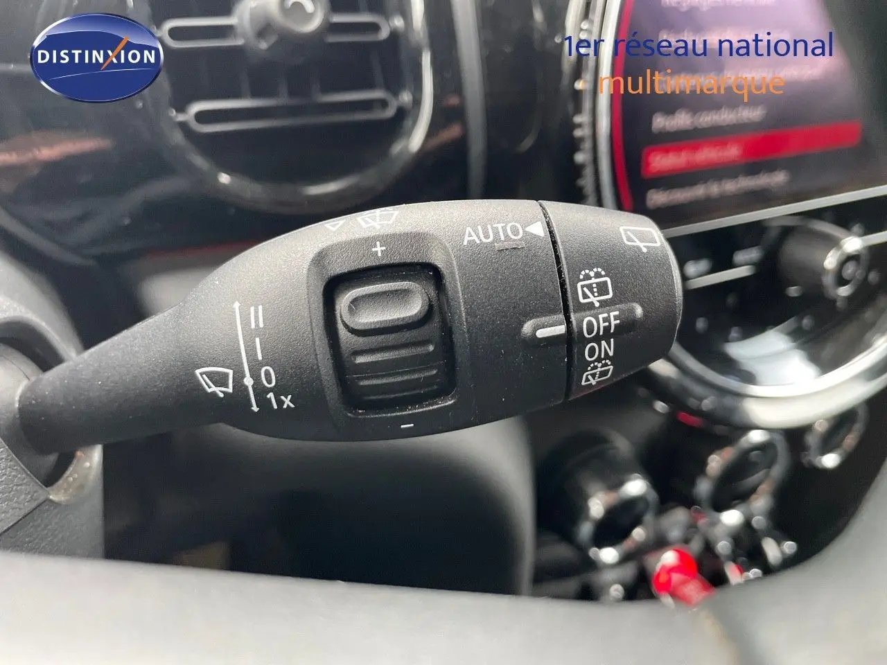 Gros plan sur la commande des essuie-glaces dans l'habitacle d'une MINI 2023 finition Melting Silver Metal.