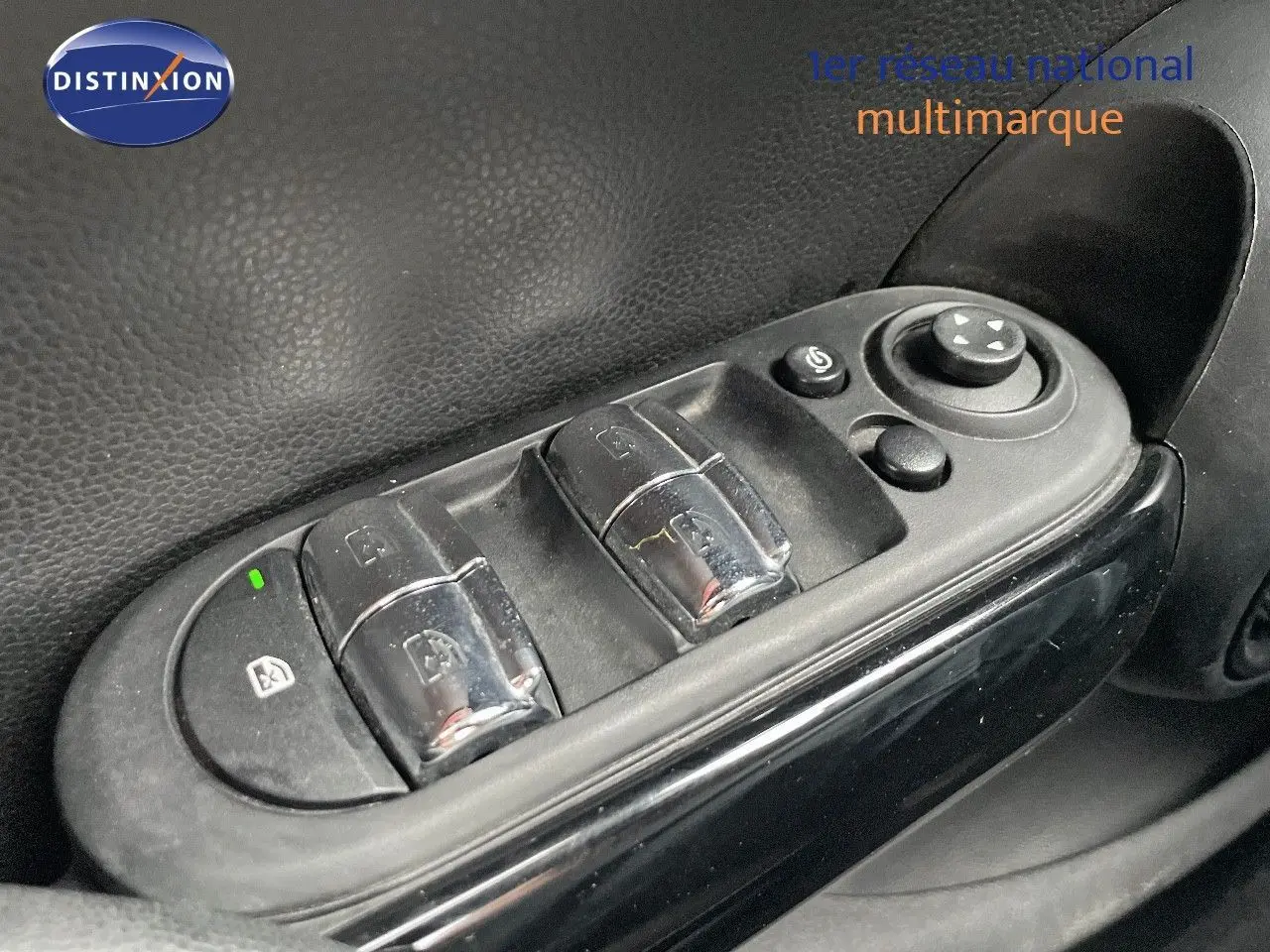 Gros plan sur les commandes de lève-vitres et réglages des rétroviseurs côté conducteur d'une MINI Melting Silver 2023.