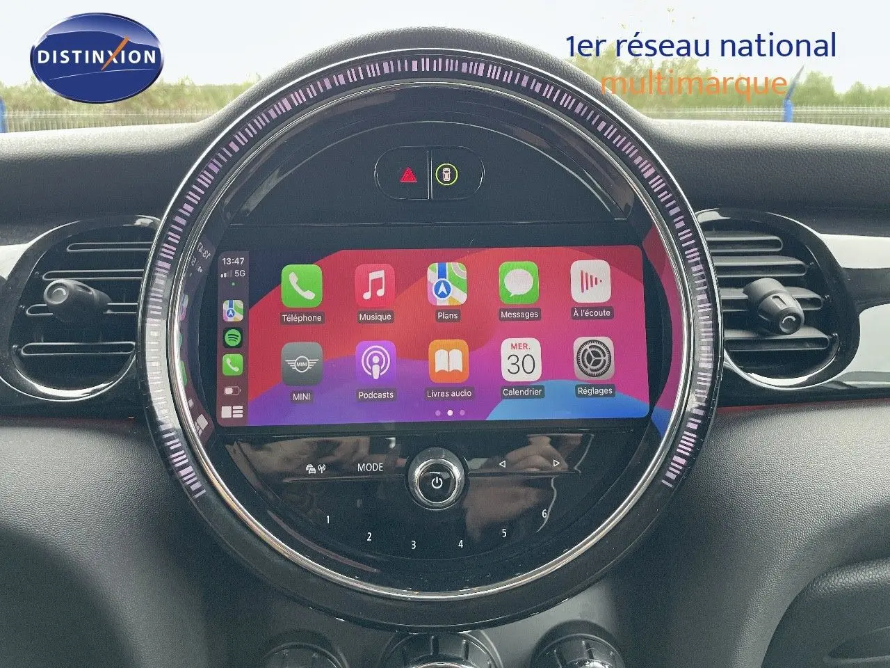 Écran tactile central rond avec interface Apple CarPlay dans une MINI 1.5 136CH Melting Silver Metal, vue intérieure.