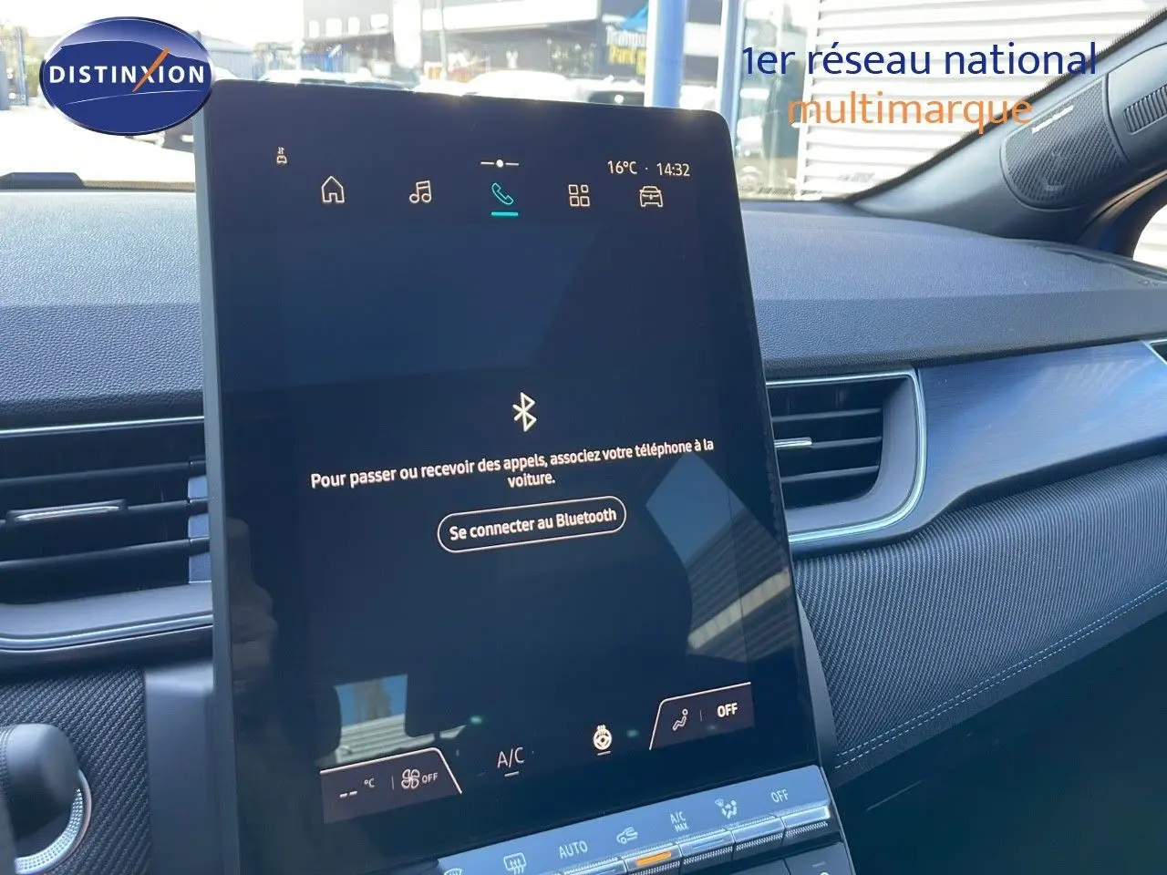 Écran tactile central affichant la connexion Bluetooth dans l'habitacle du Renault Captur bleu iron metal toit noir.