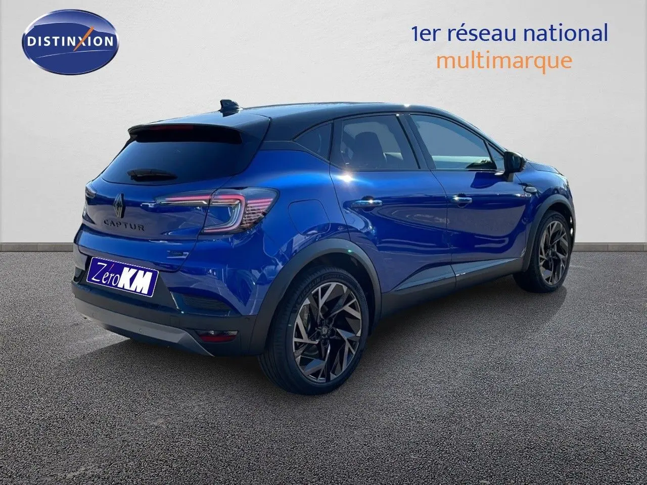 Renault Captur E-Tech hybride bleu Iron Metal avec toit noir, vue 3/4 arrière côté droit sur fond neutre.