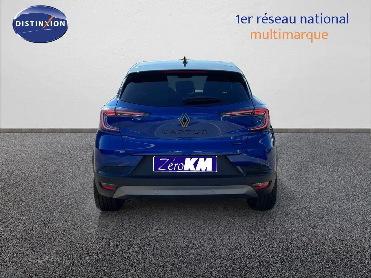 Vue arrière d'un Renault Captur bleu Iron Metal avec toit noir, mettant en valeur ses feux LED distinctifs.
