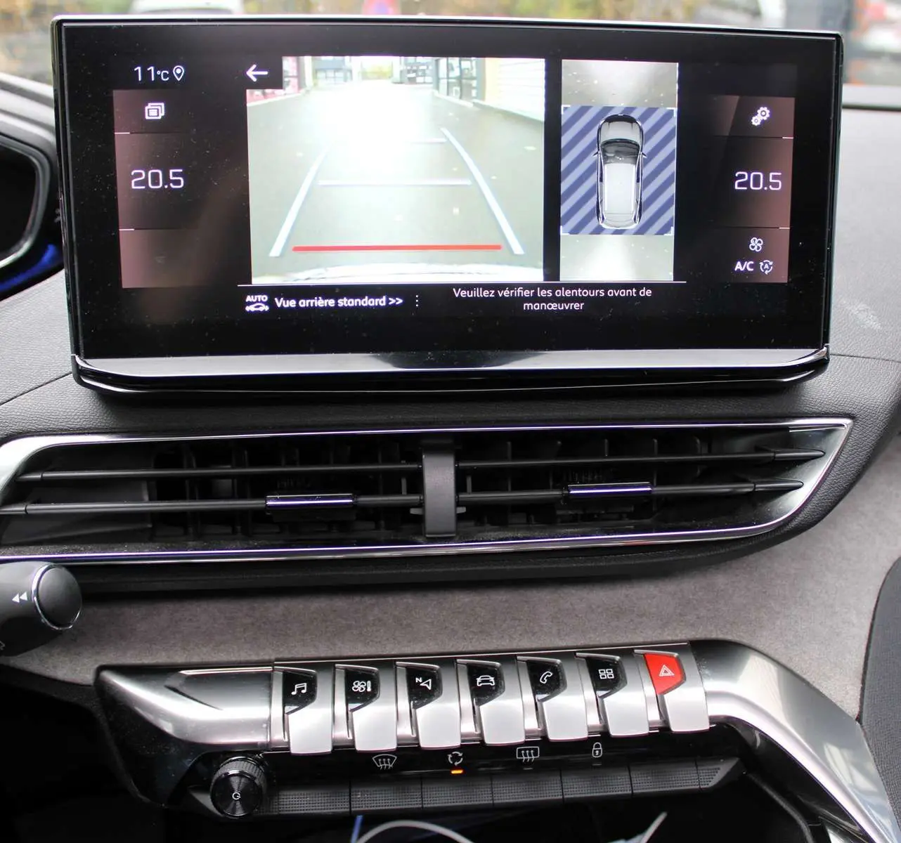 Écran tactile central affichant la caméra de recul et l'aide au stationnement du Peugeot 3008 blanc nacré, intérieur moderne.