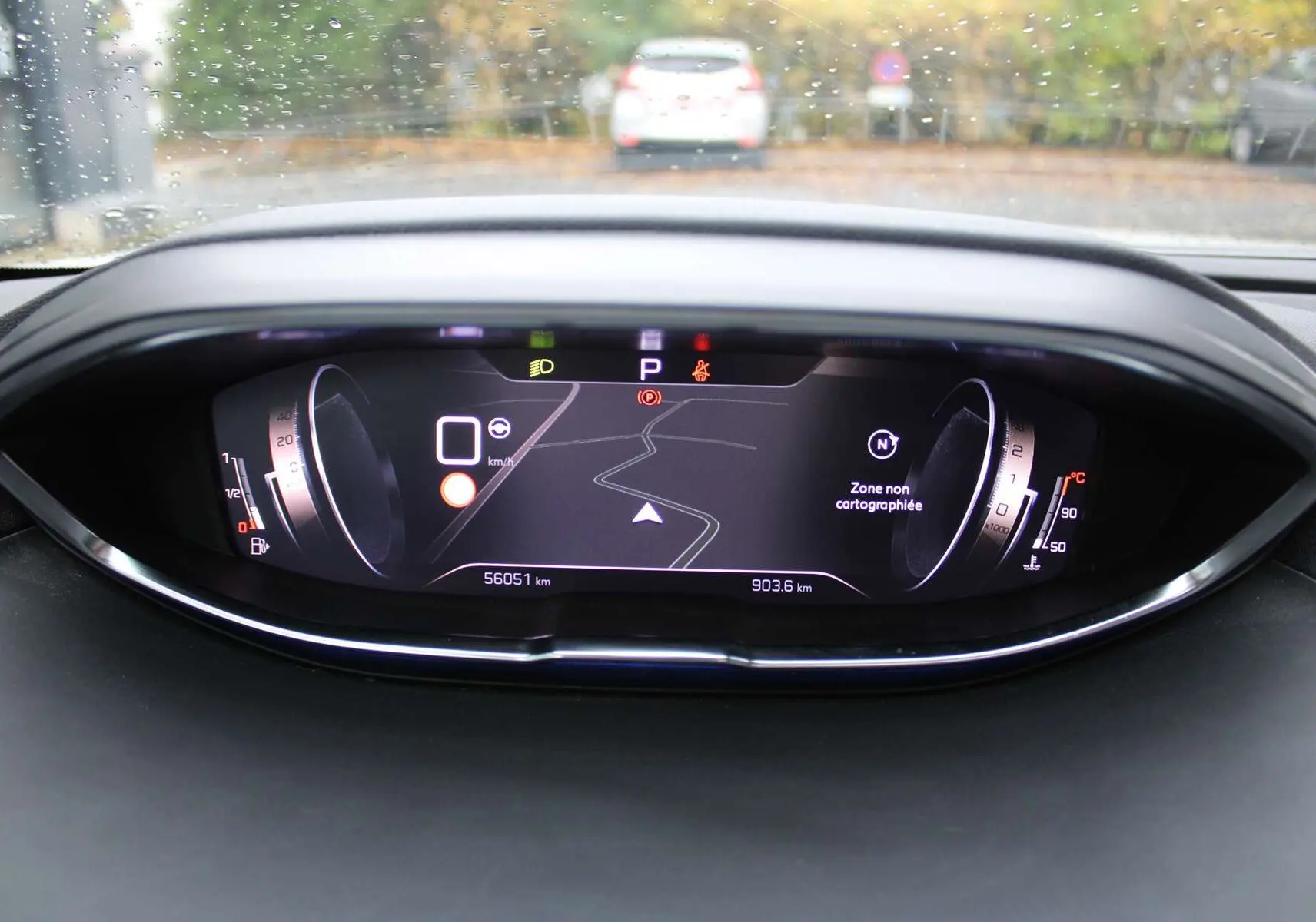 Tableau de bord numérique du Peugeot 3008 2025 affichant la navigation et les compteurs en vue frontale.