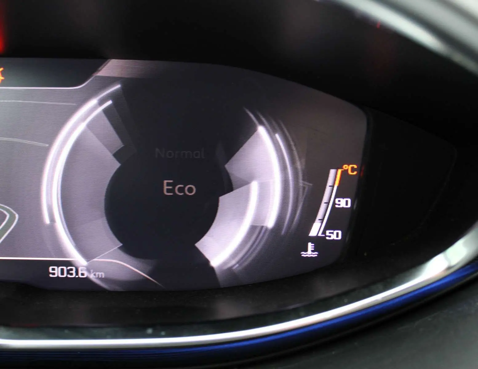 Affichage numérique du tableau de bord du Peugeot 3008 2025 montrant le mode Eco et la température moteur.