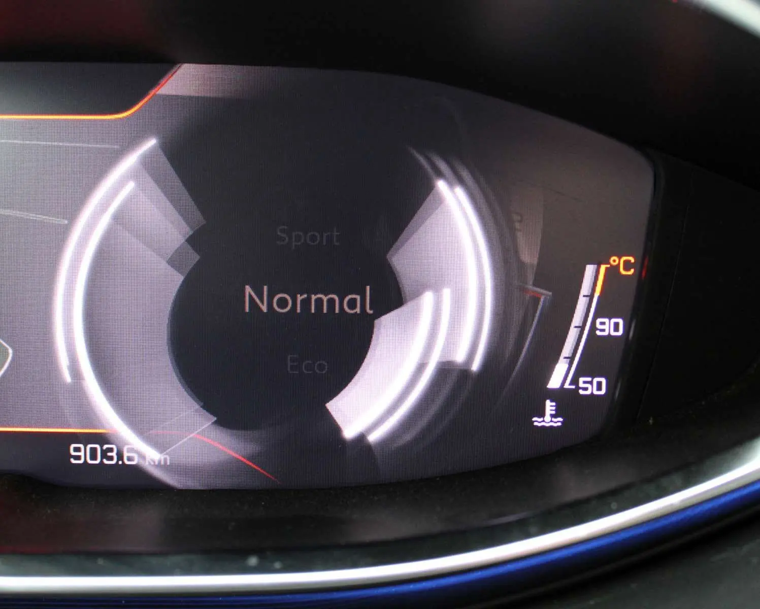 Gros plan sur le tableau de bord numérique du Peugeot 3008 blanc nacré, affichant le mode de conduite "Normal" et la température moteur.