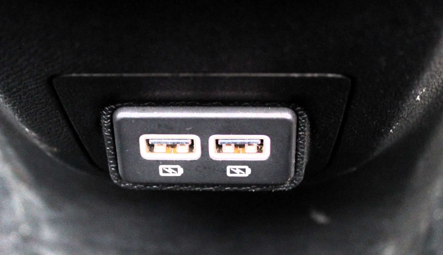 Gros plan sur deux ports USB arrière du Peugeot 3008 blanc nacré 2025 avec toit panoramique ouvrant.