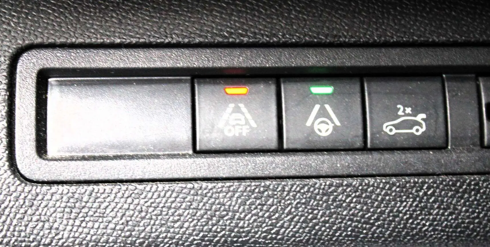 Gros plan sur les boutons de contrôle d'aide à la conduite du Peugeot 3008 2025, finition GT, intérieur noir.