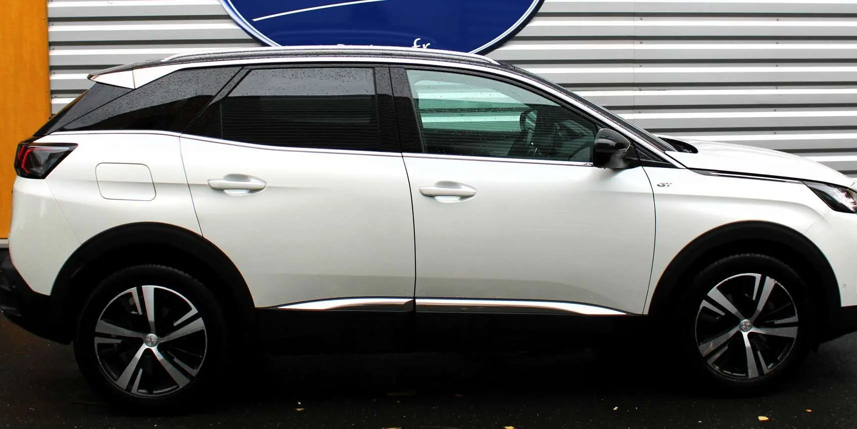 Peugeot 3008 blanc nacré vue de profil côté gauche, toit panoramique ouvrant et jantes bi-ton visibles.