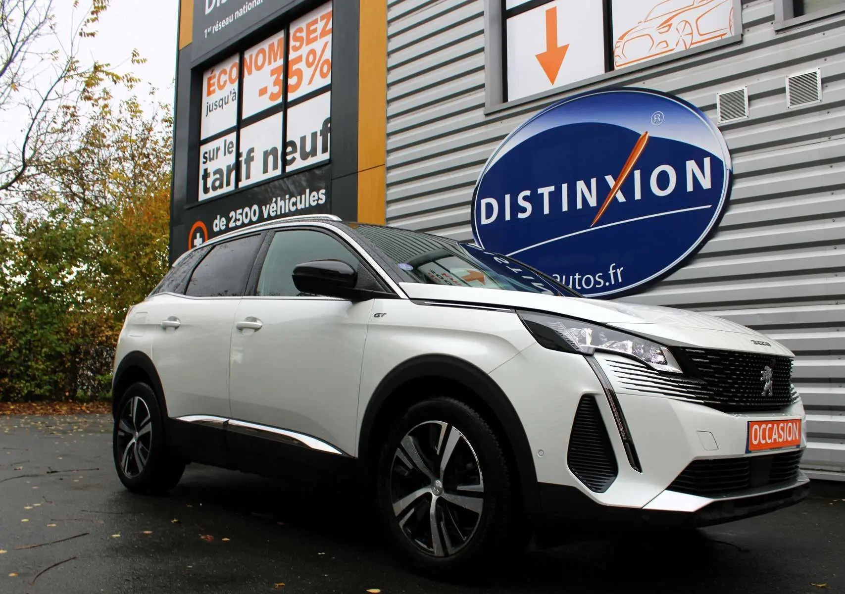 Peugeot 3008 blanc nacré en 3/4 avant droit, toit panoramique ouvrant et jantes alliage bicolores visibles.