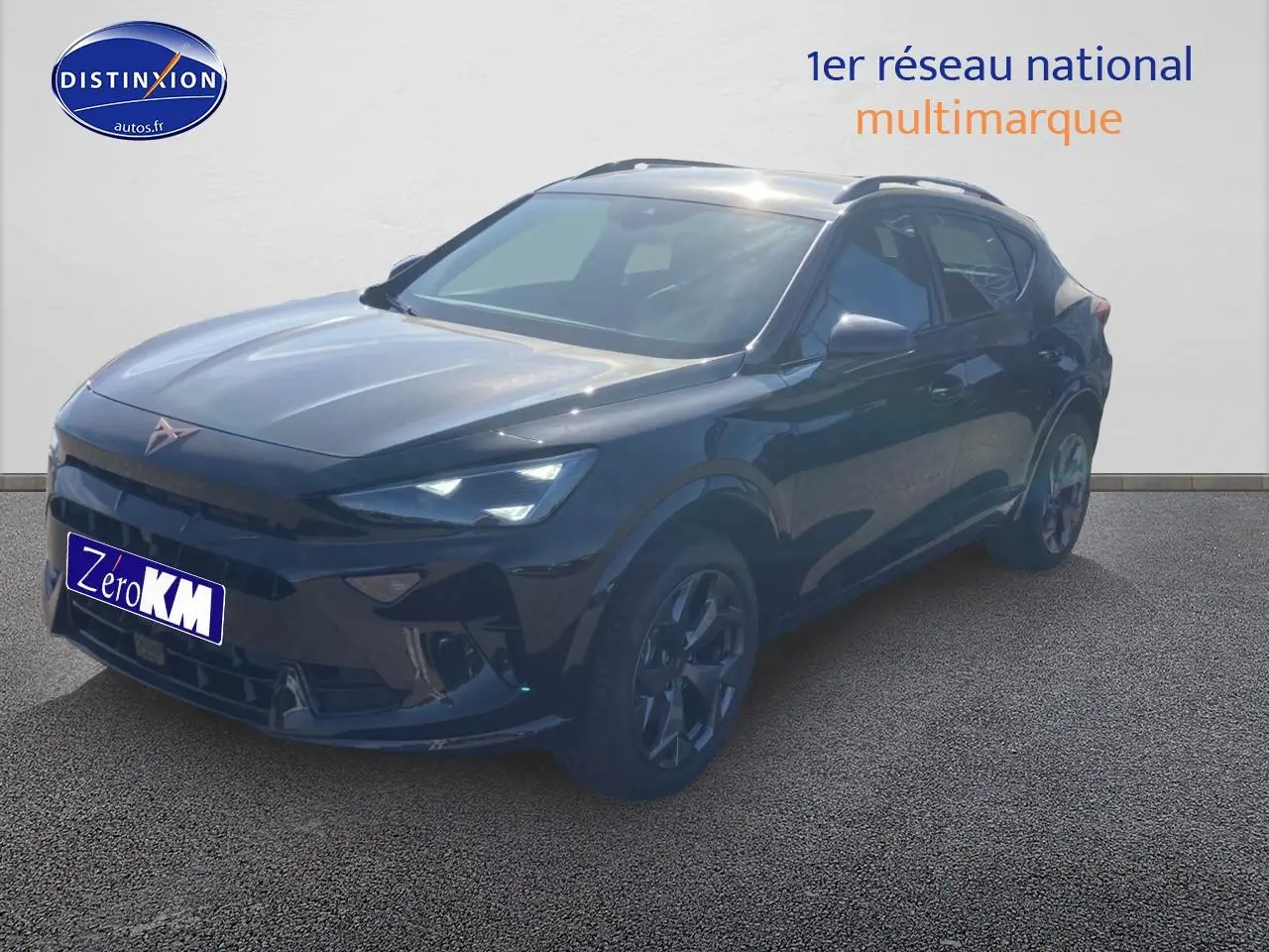 Vue 3/4 avant du CUPRA Formentor noir midnight avec jantes alu 18 pouces et feux LED allumés.