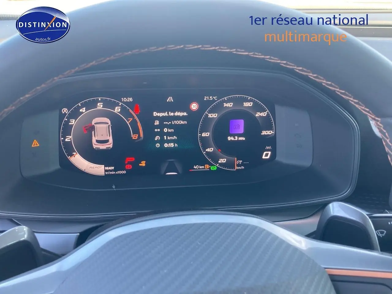 Vue rapprochée du tableau de bord numérique de la CUPRA Formentor 1.5 etsi hybrid 2025 affichant les compteurs et informations de conduite.