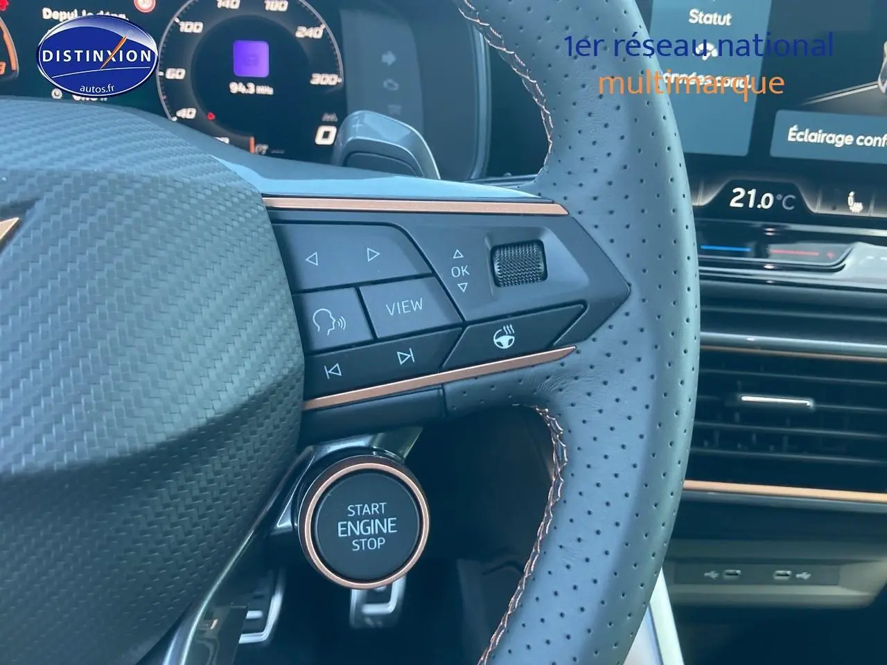 Gros plan sur le volant cuir perforé noir midnight de la CUPRA Formentor 1.5 etsi hybrid avec boutons multifonctions et démarrage sans clé.