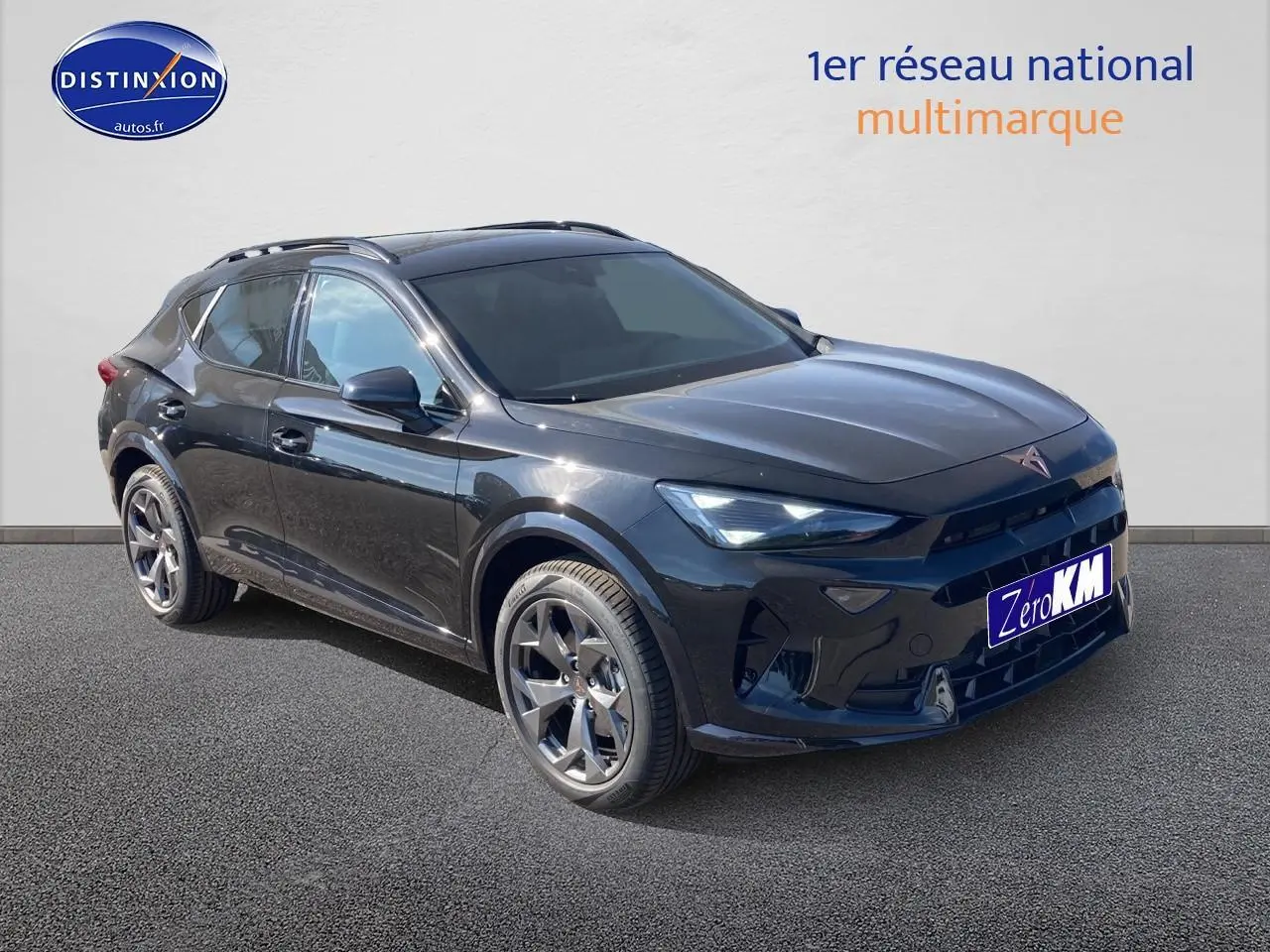 Vue 3/4 avant du CUPRA Formentor 1.5 etsi hybrid noir midnight avec jantes alu 18 pouces sur sol bitumé.