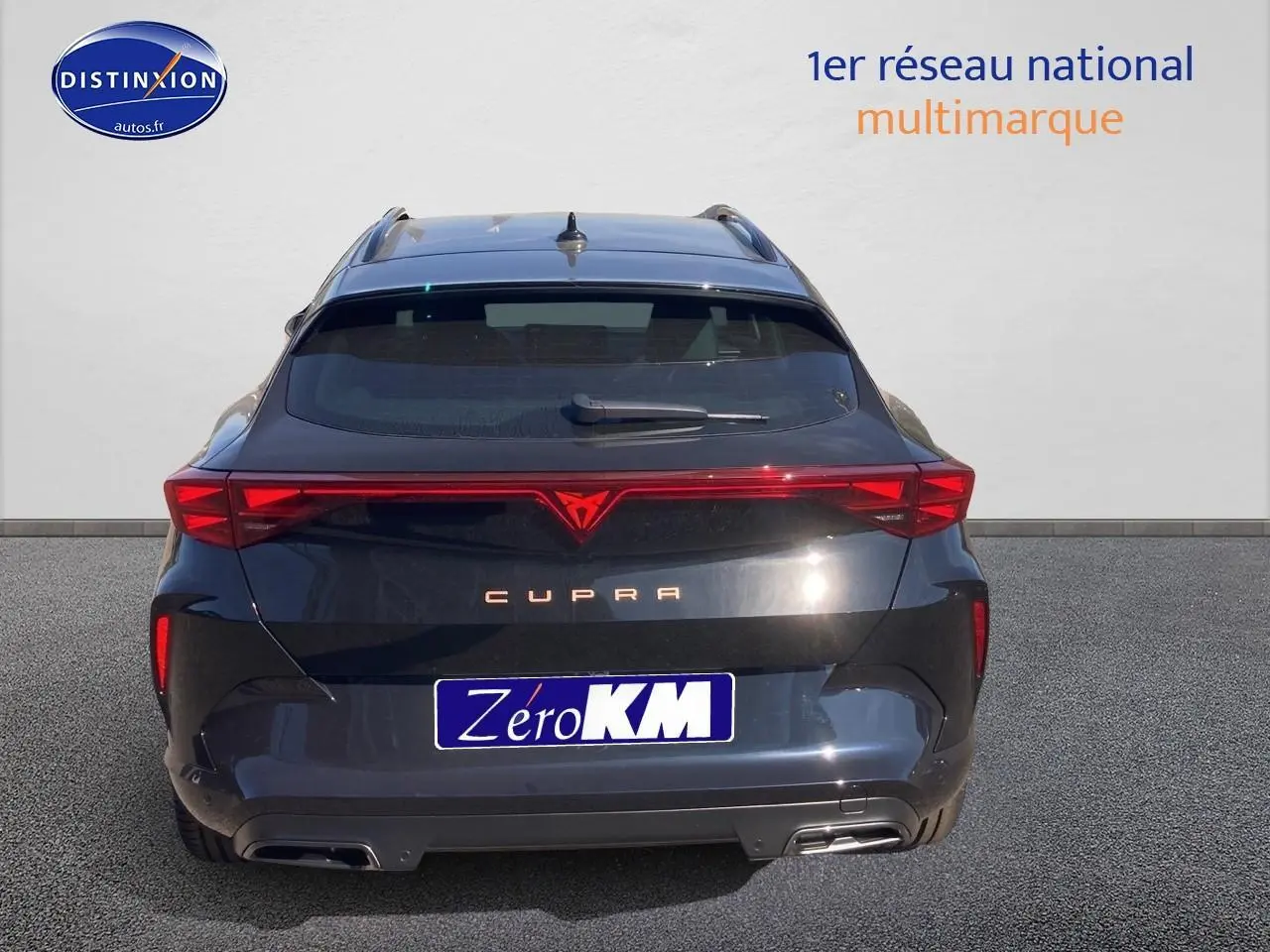 Vue arrière du CUPRA Formentor 1.5 etsi hybrid noir midnight avec feux LED et double sortie d’échappement.