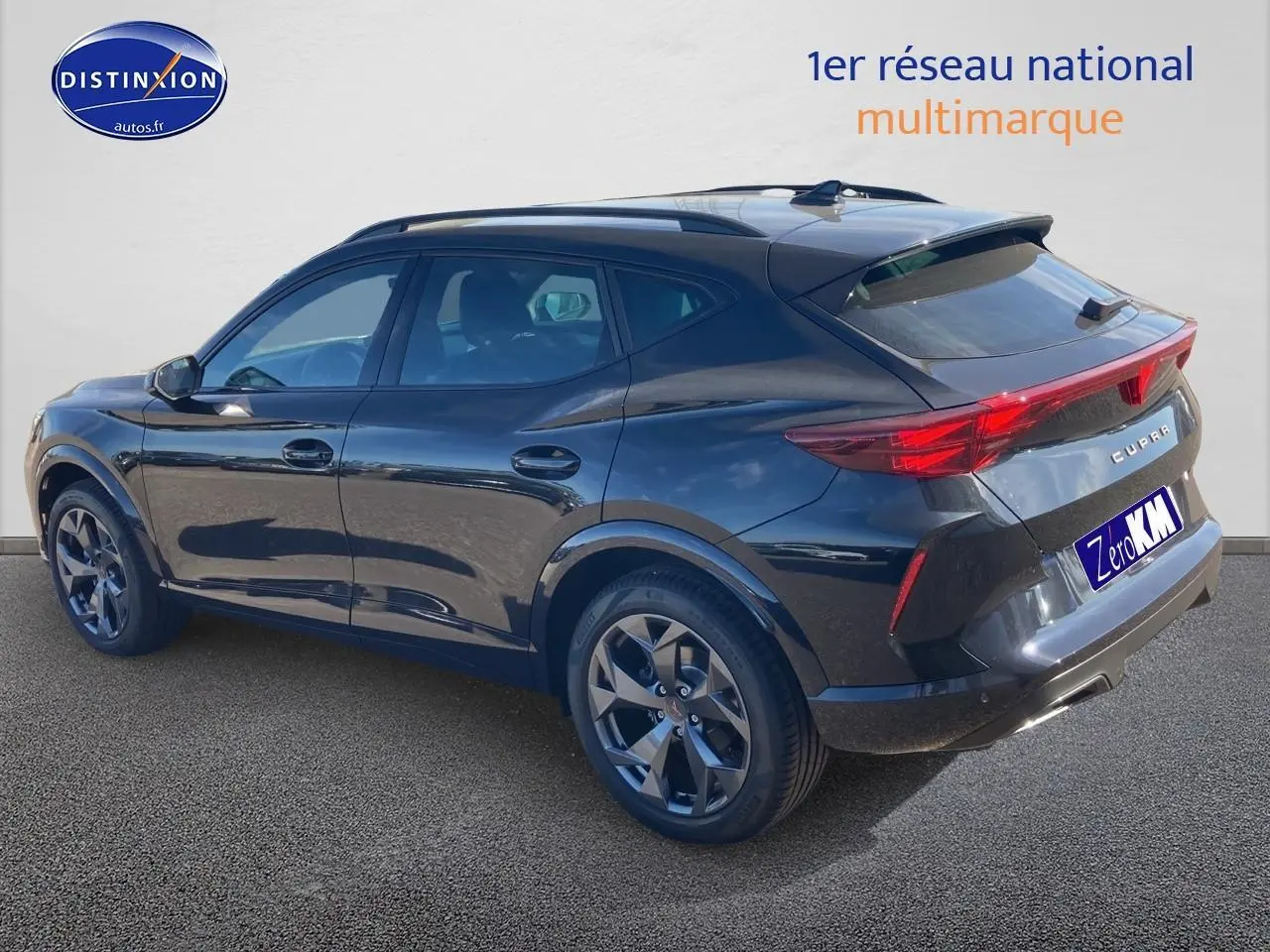 Vue 3/4 arrière droite d’un SUV CUPRA Formentor noir midnight avec jantes alu 18 pouces et feux arrière LED.