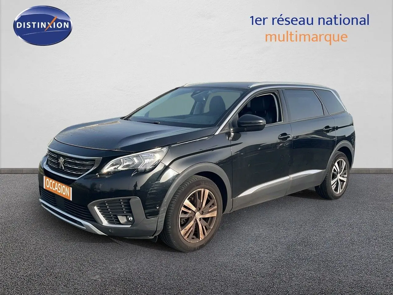 Peugeot 5008 noir Perla Nera 2018 en 3/4 avant droit, avec jantes bi-ton et calandre distinctive.