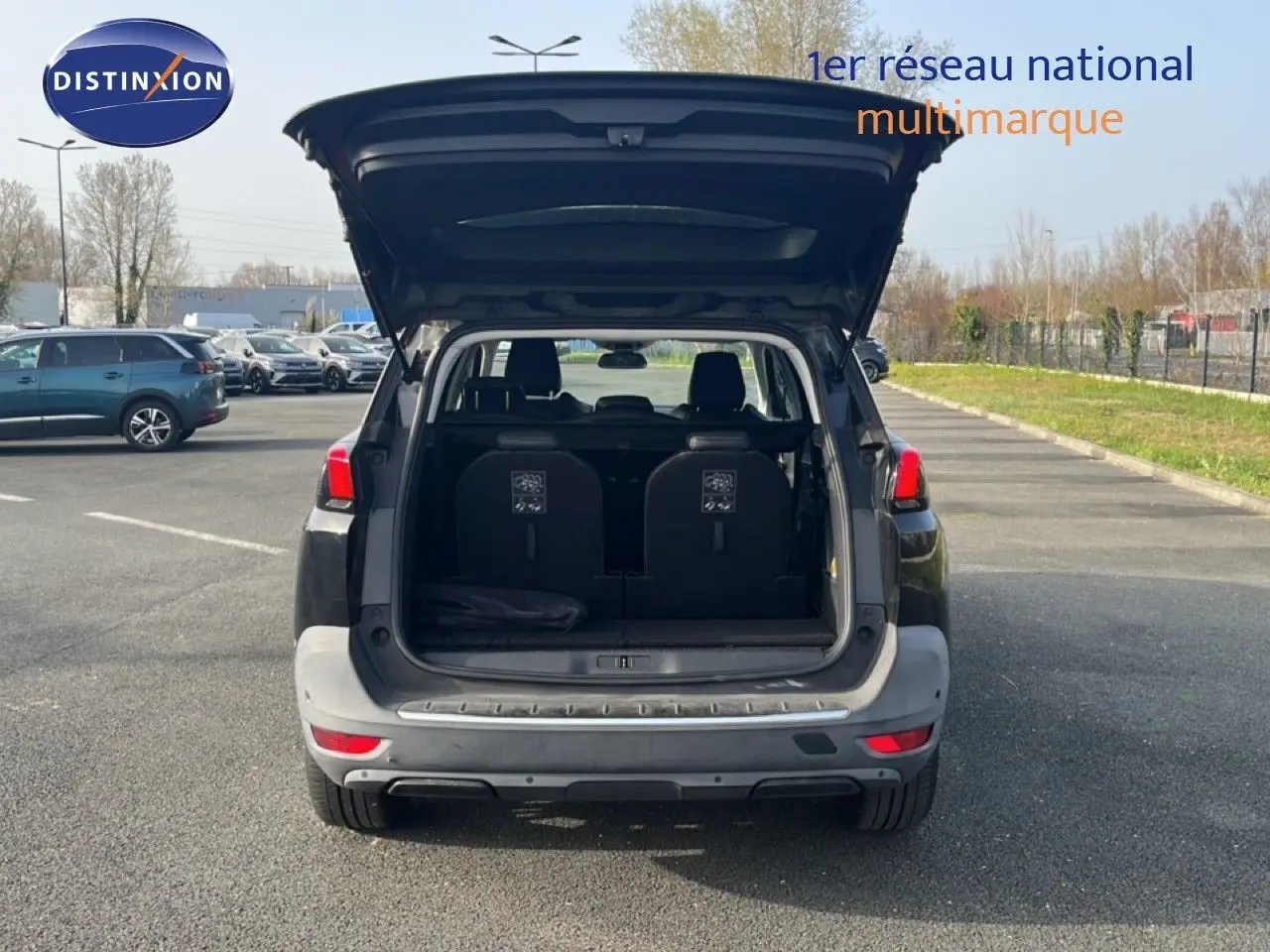 Vue arrière d’un Peugeot 5008 noir Perla Nera avec hayon ouvert montrant le coffre et les sièges arrière.