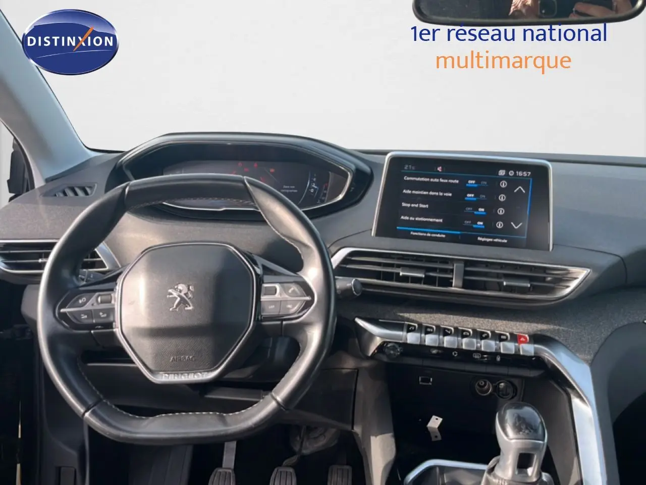 Vue intérieure du tableau de bord et volant Peugeot 5008 noir, avec écran tactile central et commandes modernes.