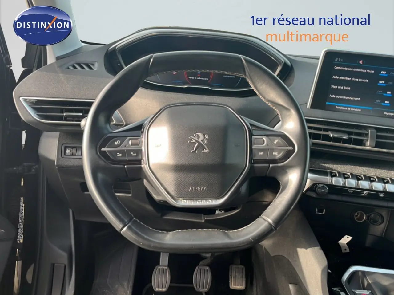 Vue intérieure centrée sur le volant noir du Peugeot 5008 2018, avec tableau de bord et écran tactile visibles.