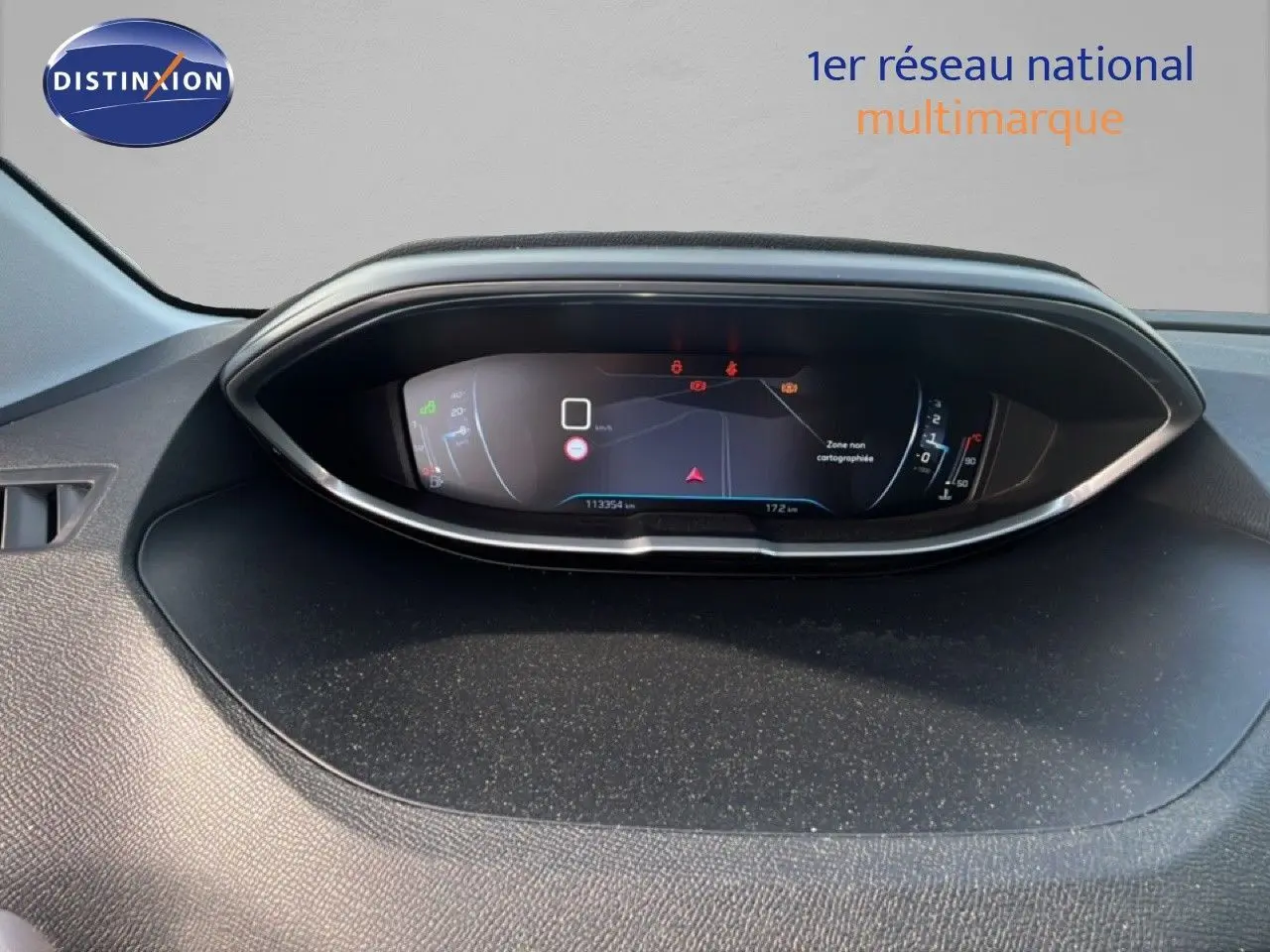 Vue rapprochée du tableau de bord numérique du Peugeot 5008 2018, affichage moderne et épuré.