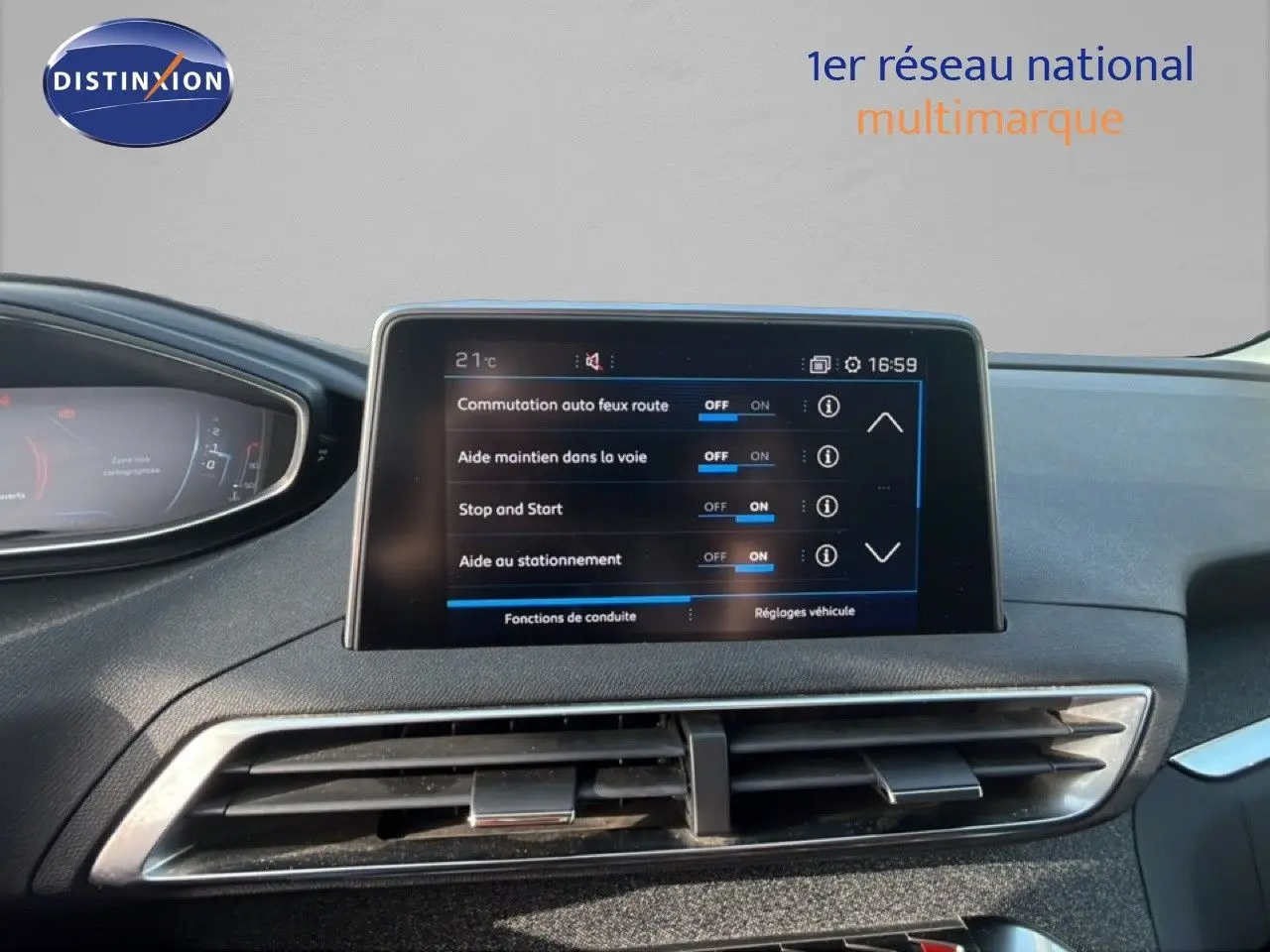 Écran tactile central du tableau de bord du Peugeot 5008 noir, affichant les options d’aide à la conduite.