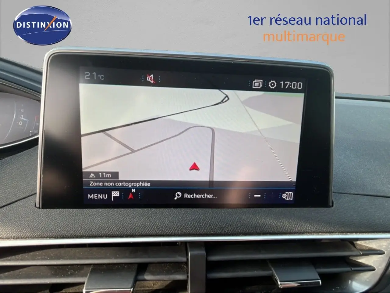 Écran tactile du système GPS du Peugeot 5008 noir, vue rapprochée du tableau de bord central.