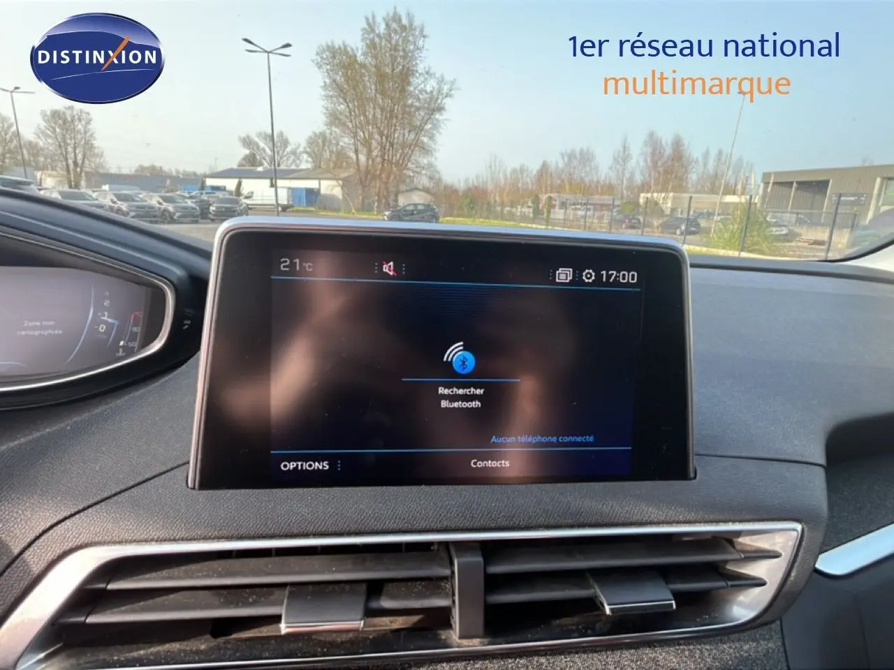 Vue intérieure du tableau de bord du Peugeot 5008 noir Perla Nera, avec écran tactile central affichant la recherche Bluetooth.