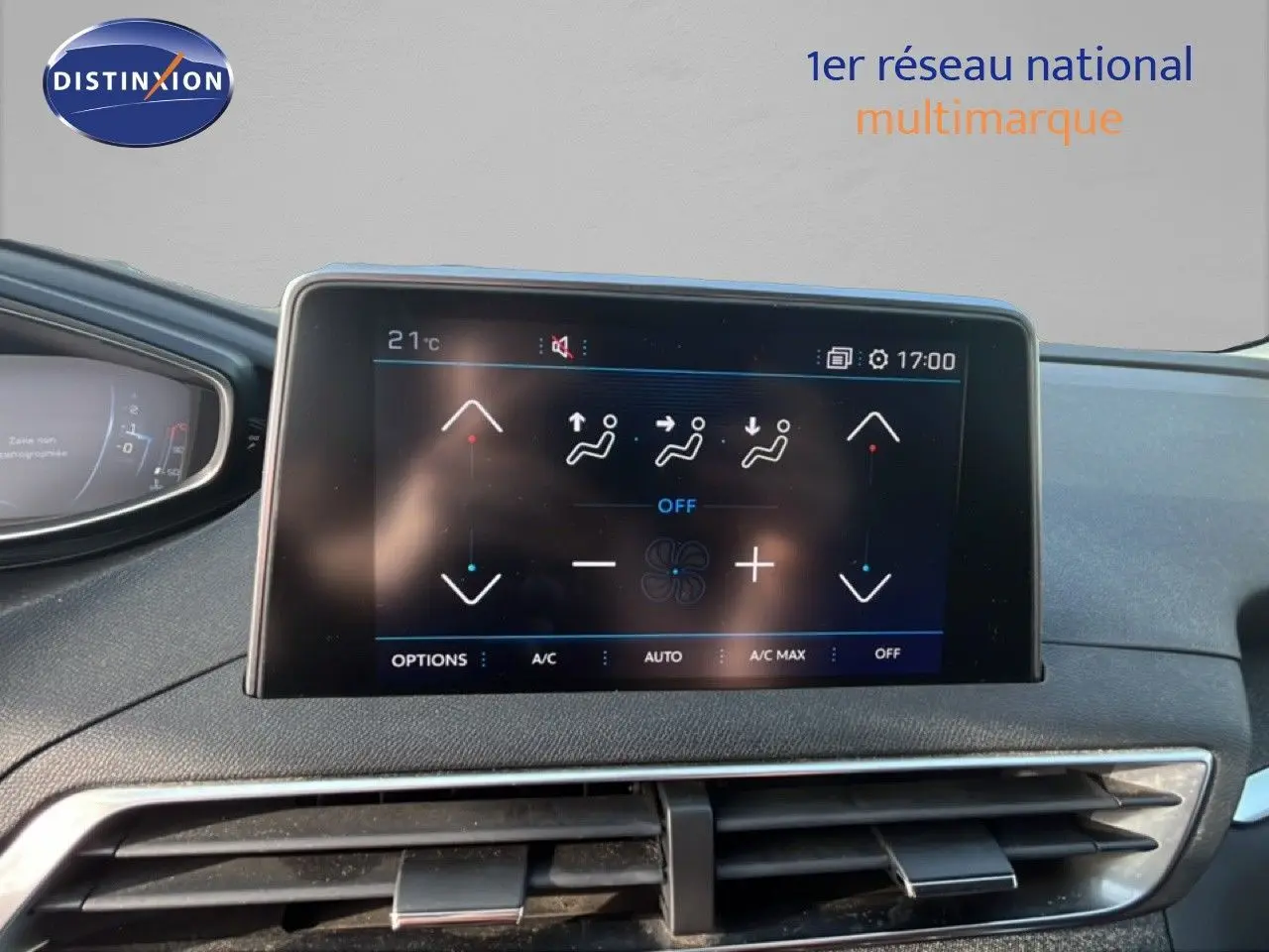 Écran tactile central du tableau de bord du Peugeot 5008 2018, affichant les réglages de climatisation.