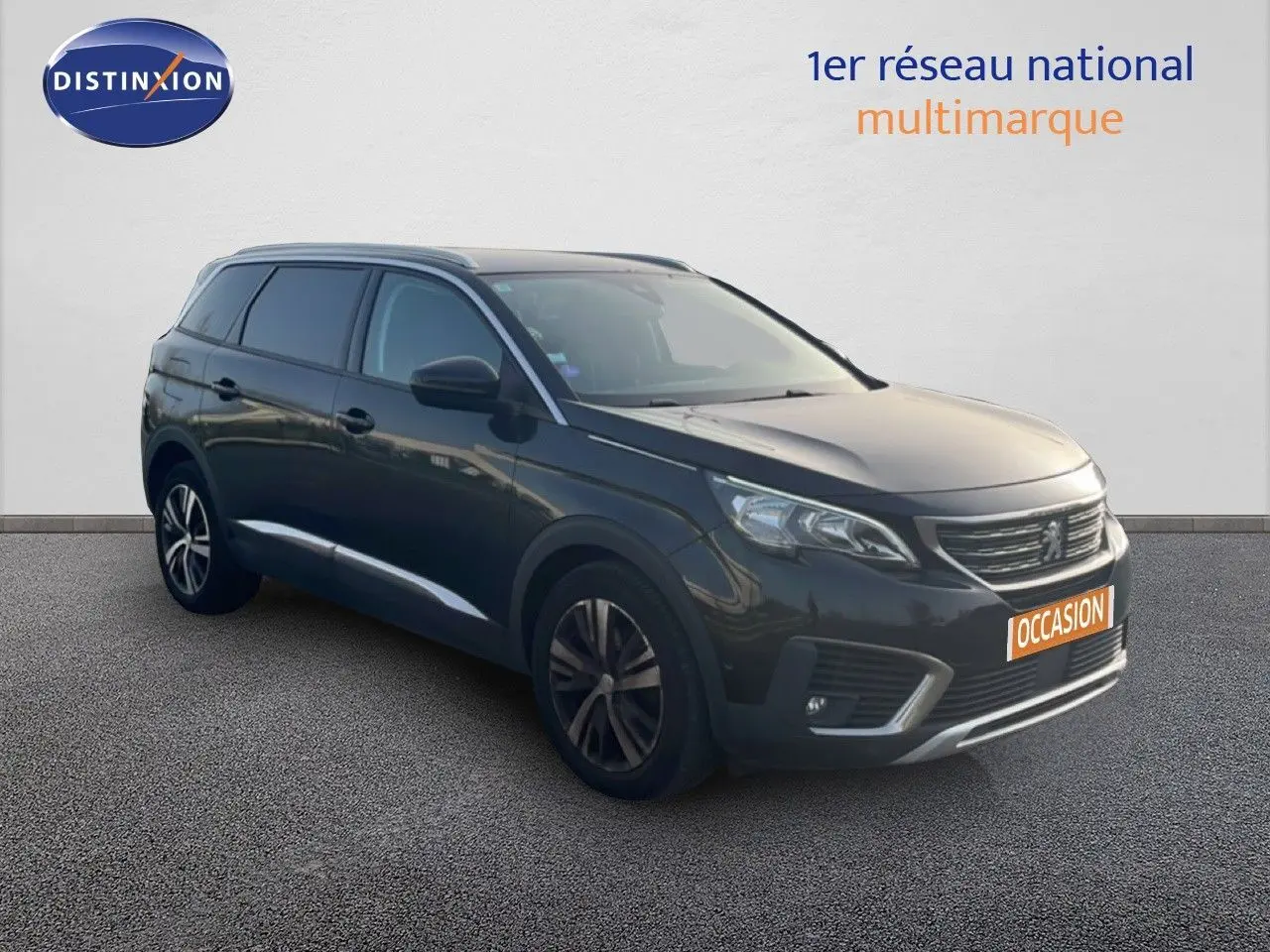Peugeot 5008 noir Perla Nera 3/4 avant droit, SUV 7 places avec jantes bi-ton et calandre distinctive.