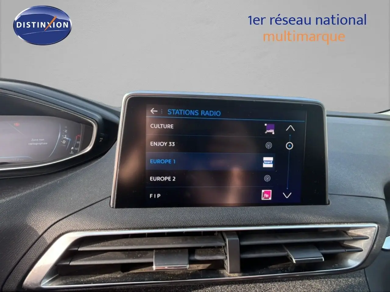 Vue intérieure du tableau de bord du Peugeot 5008 noir, avec écran central affichant les stations radio.