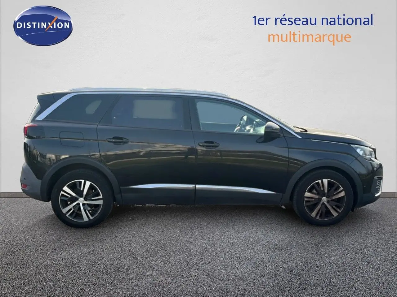 Profil latéral droit d'un Peugeot 5008 noir Perla Nera, SUV 7 places avec jantes alliage bicolores et lignes chromées.