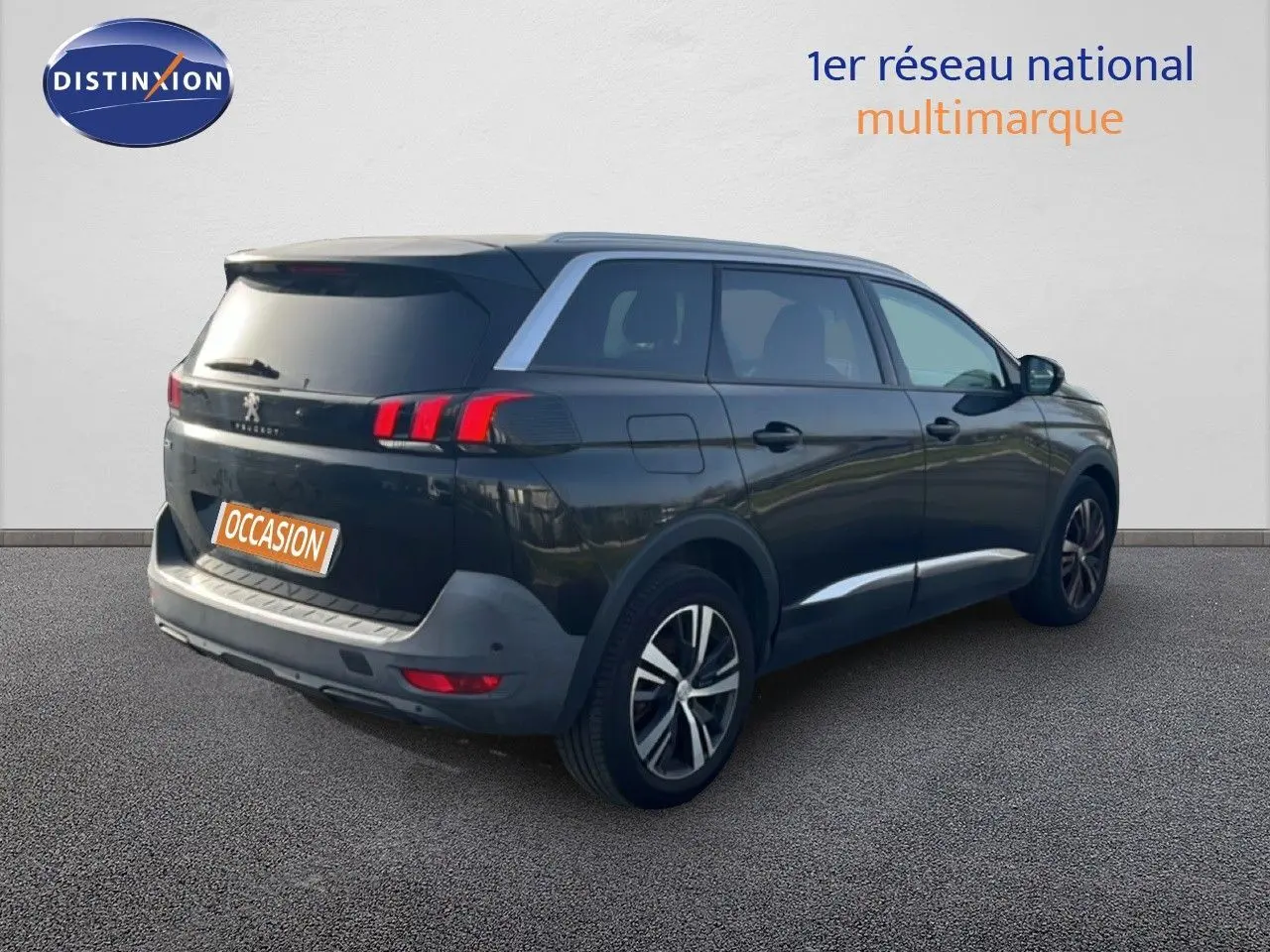 Vue 3/4 arrière droite d’un Peugeot 5008 noir Perla Nera Metal avec feux LED et jantes bi-ton.