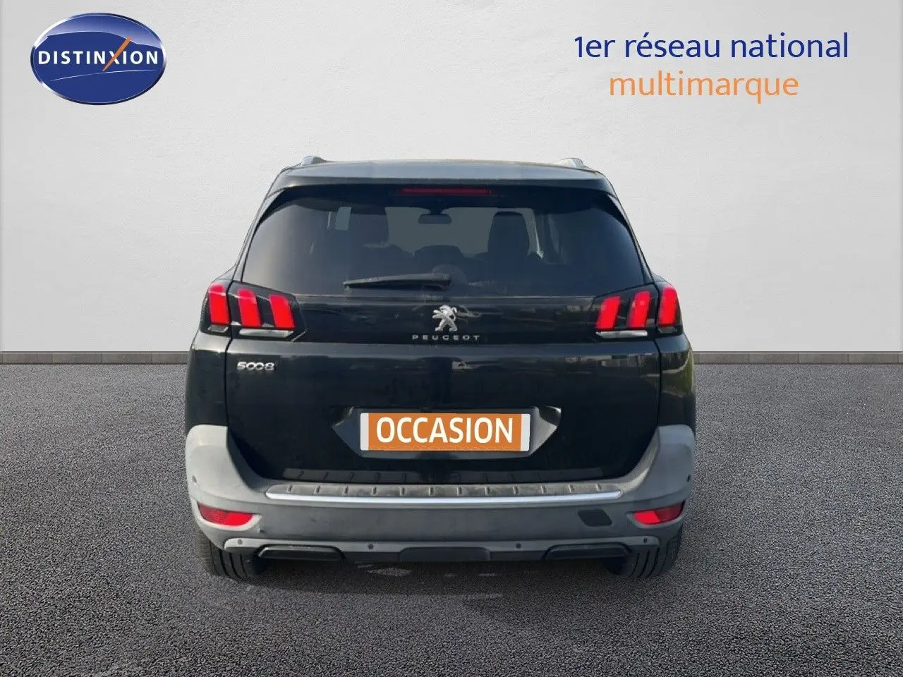 Vue arrière d'un Peugeot 5008 noir Perla Nera Metal avec feux arrière à trois griffes rouges distinctives.