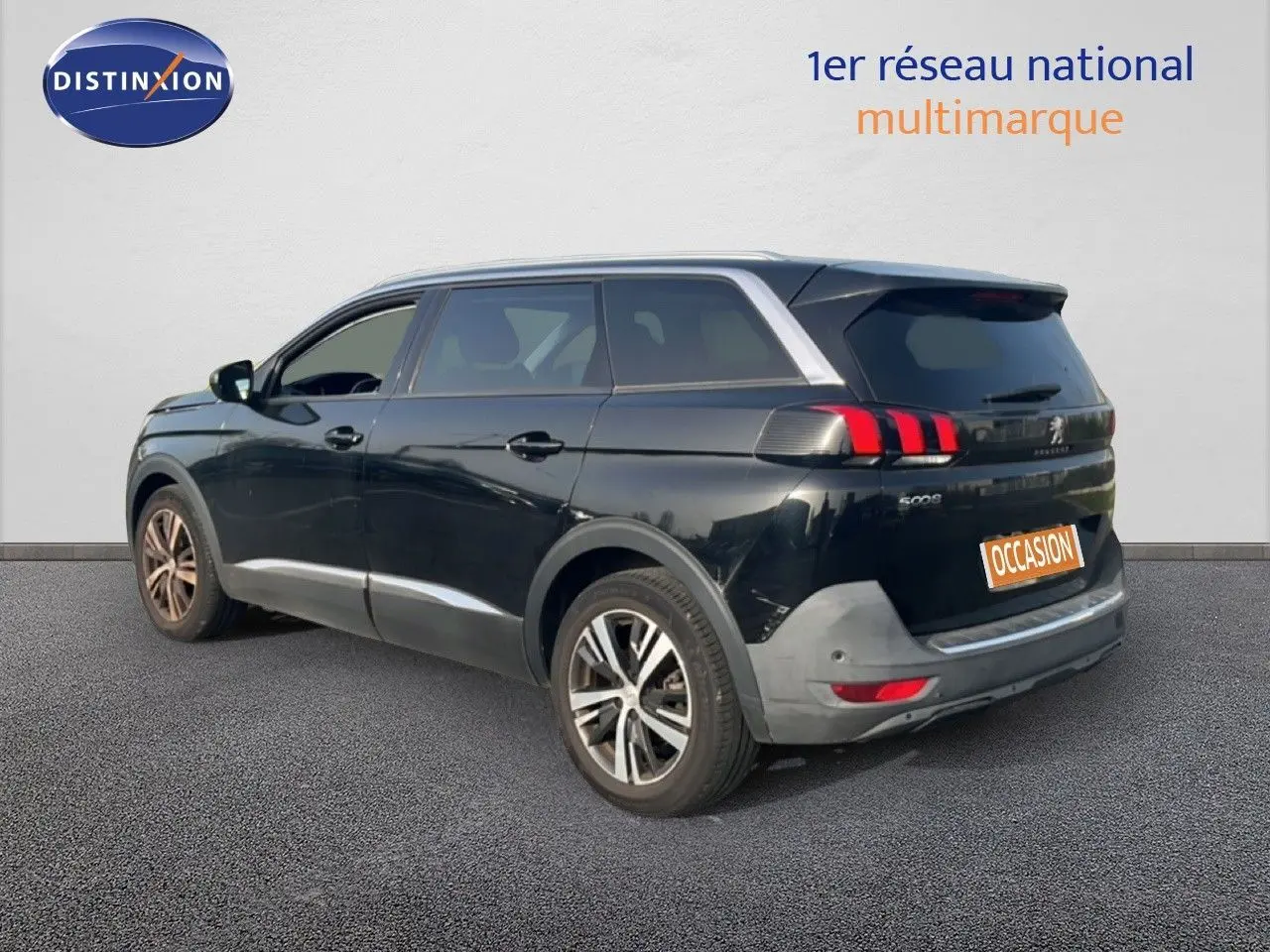 Peugeot 5008 noir perla nera métal, vue 3/4 arrière droit, avec feux arrière à LED et jantes bi-ton.