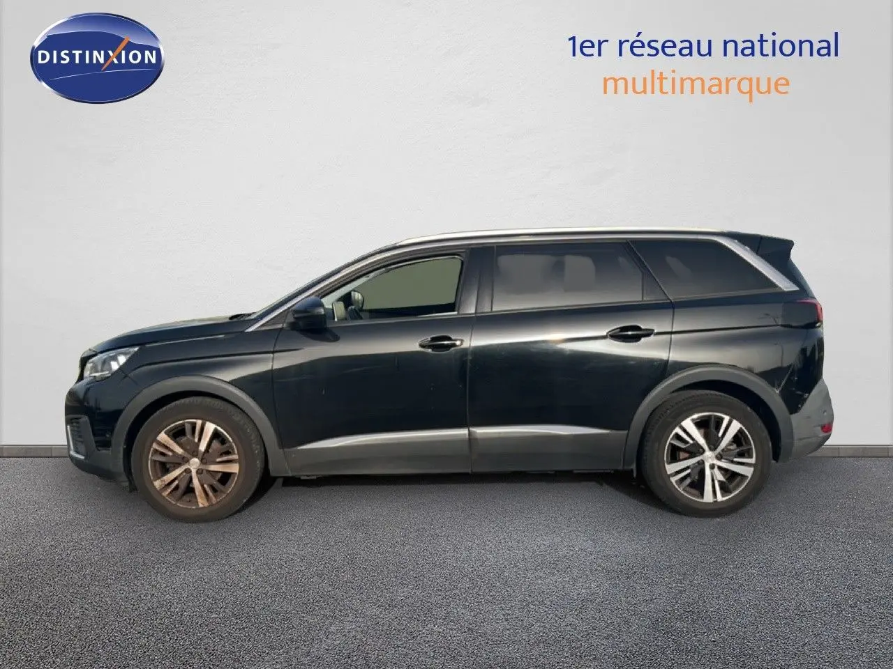 Profil droit d’un Peugeot 5008 noir Perla Nera 2018, SUV familial avec jantes alliage bicolores et cinq portes visibles.