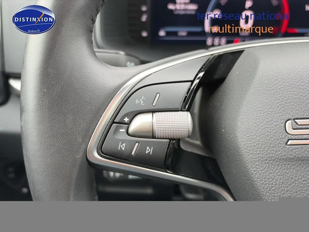 Gros plan sur les commandes audio au volant cuir noir du Skoda Karoq 1.5 TSI 2025.