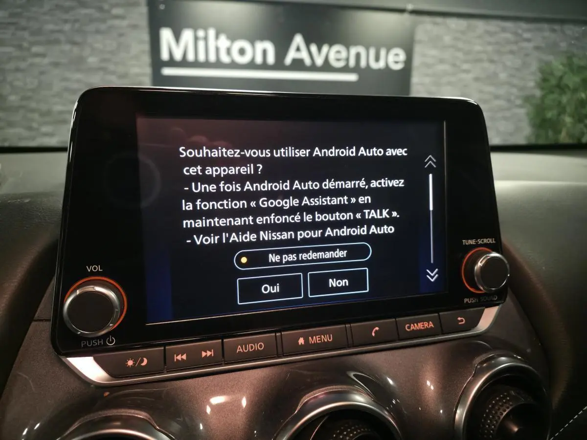 Écran tactile central du Nissan Juke 1.6 Hybrid 2024 affichant l'activation d'Android Auto, avec commandes audio et climatisation visibles.