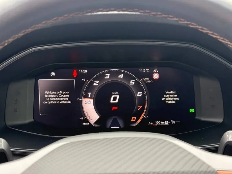 Vue rapprochée du tableau de bord numérique du CUPRA Formentor 1.5 eTSI Hybrid 2025, affichage clair et moderne.