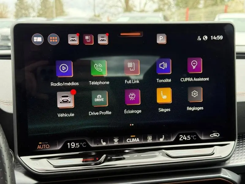Écran tactile central du tableau de bord de la CUPRA Formentor 2025, affichant le menu multimédia et les réglages climatiques.